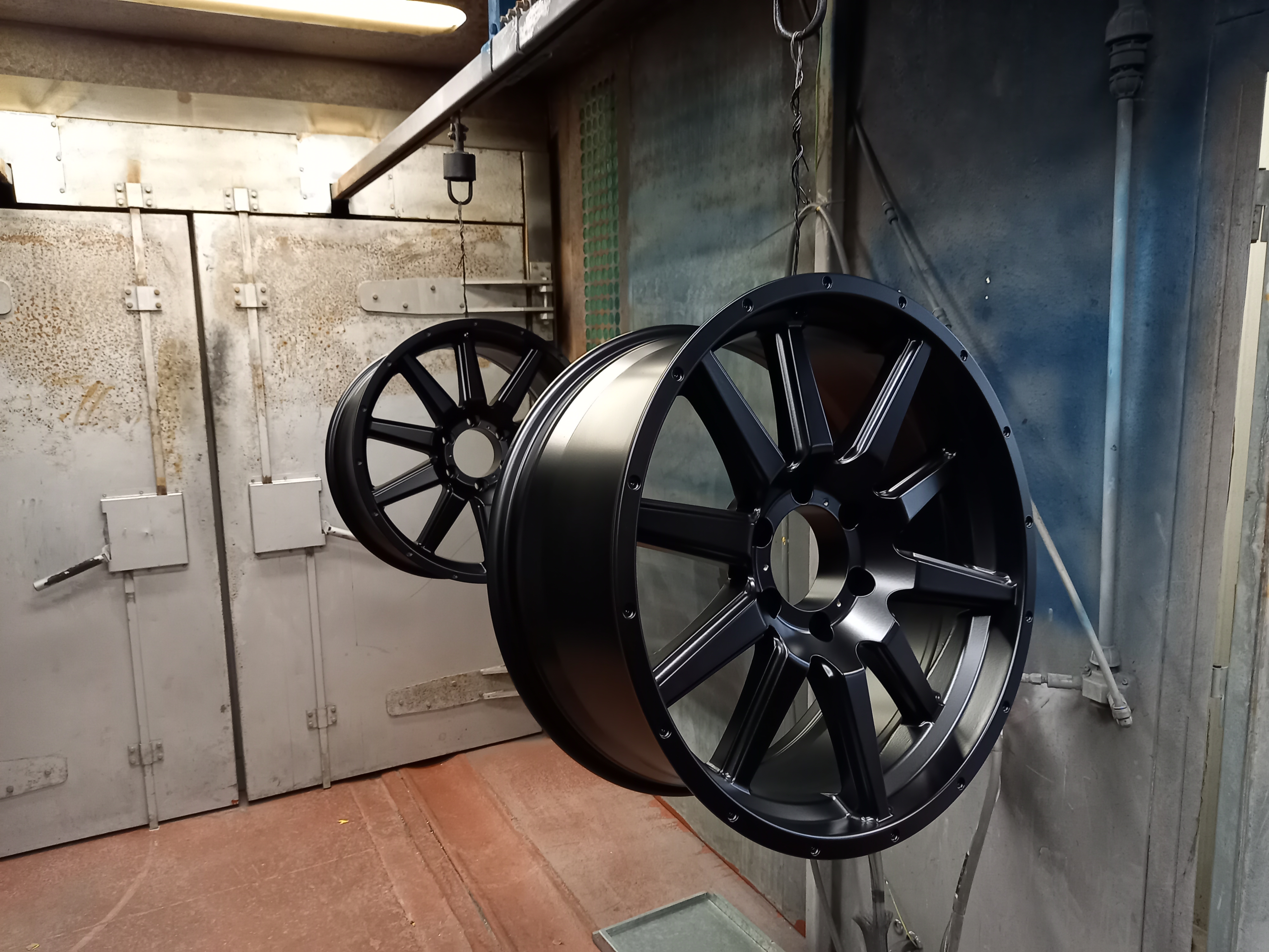 At Mario's Wheel Repairs, we don't just paint the face of the wheel - we also do the powder coating, both the internal and the external part, just like the original factory process.